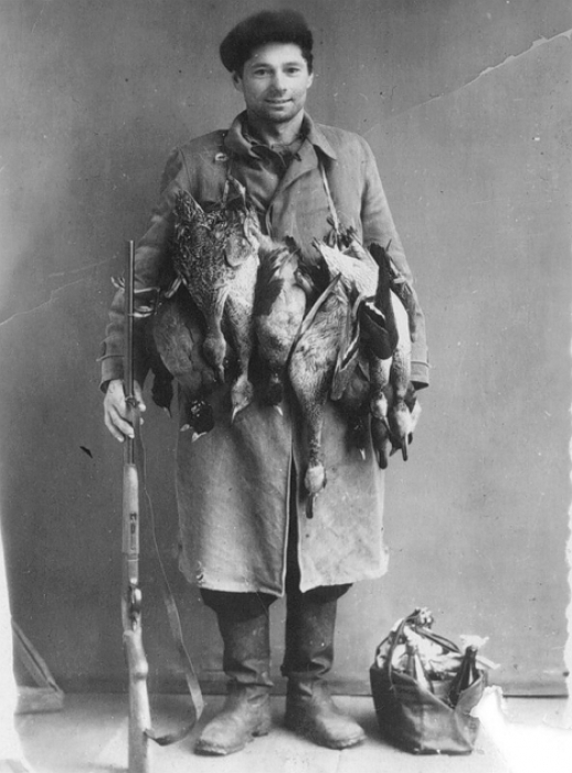 С егерем Поликарпом генерал охотился на уток неподалеку от своего дома, спустившись на берег Казанки. Здесь же они удили щук и окуней.