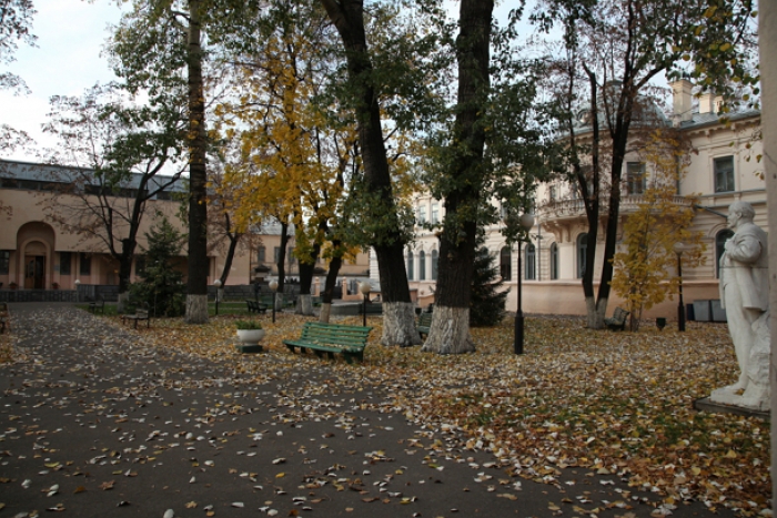 В теплое время года, по вечерам в усадьбе Сандецкого собираются джазмены. Их слушают горожане и… Ленин из ракушечника в окружении модерновых скульптур