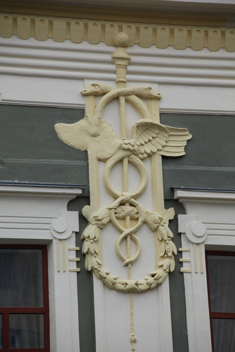 На красной ковровой дорожке, которой была устлана лестница в особняке, был выткан такой же символ, который мы можем видеть на фасаде купеческого дома