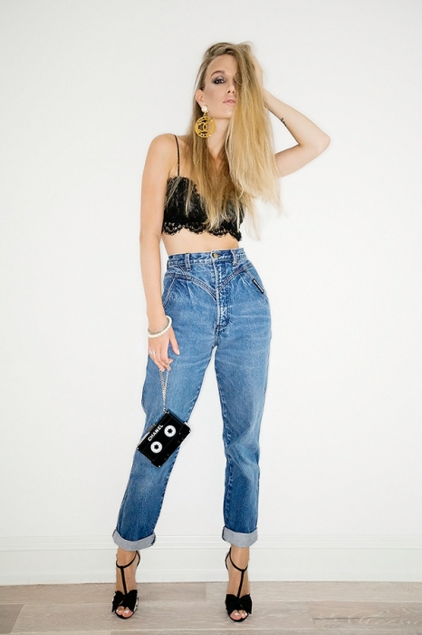 Топ Isabel Marant, босоножки Chanel, сумка-кассета Chanel