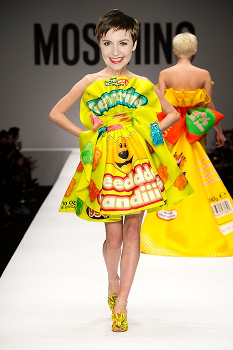 Лена Данэм («Девчонки») в Moschino