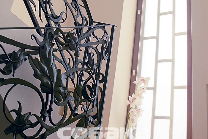 Все кованые изделия выполнены по эскизам хозяина