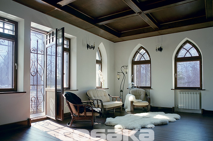 Гостиная на втором этаже — самое солнечное помещение в доме