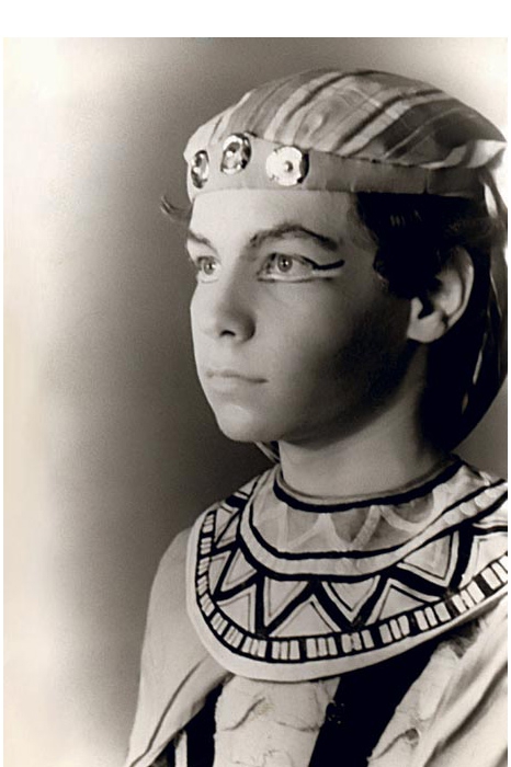 Борис Моисеев Я родился в тюрьме, так как моя мать, недовольная властью, в те годы была политзаключенной. Детство прошло в маленьком еврейском гетто