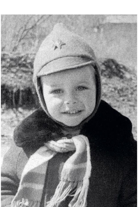 Илья Лагутенко Я вырос в основном с бабушкой и дедушкой. Они оба были преподавателями вуза. В нашей семье считалось, что человек, которому нечего