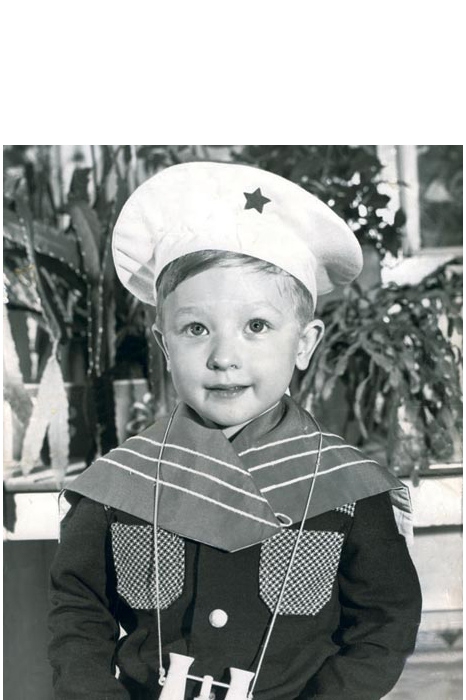 Евгений Плющенко Впервые во Дворец спорта меня привела мама. Я стоял возле бортика и во все глаза смотрел, как катаются дети. Они скользили, падали