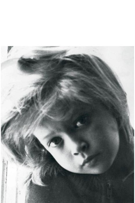 Вера Брежнева В детстве у меня были пухлые щечки, и мои друзья по садику кусали их как булочки. Поэтому я приходила домой с синяками. А вот случай