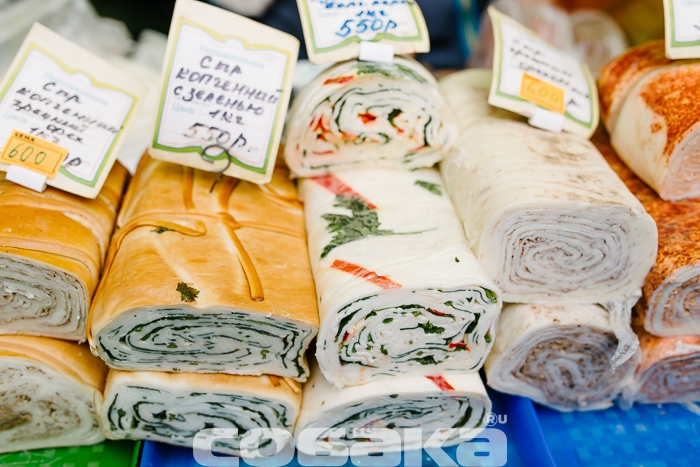 Адыгейский сулугуни Сырок хорош — особенно с петрушкой и болгарским перцем. Еще среди начинок, которые слоями прокладывают на сырные листы — грецкий