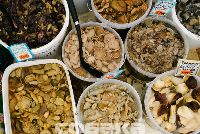 Томские грузди и лисички Жанр соленых грибов вообще не так широк в своих рамках, но тут по ведерку нашлось на каждый подвид. Белые «Таежные экстра