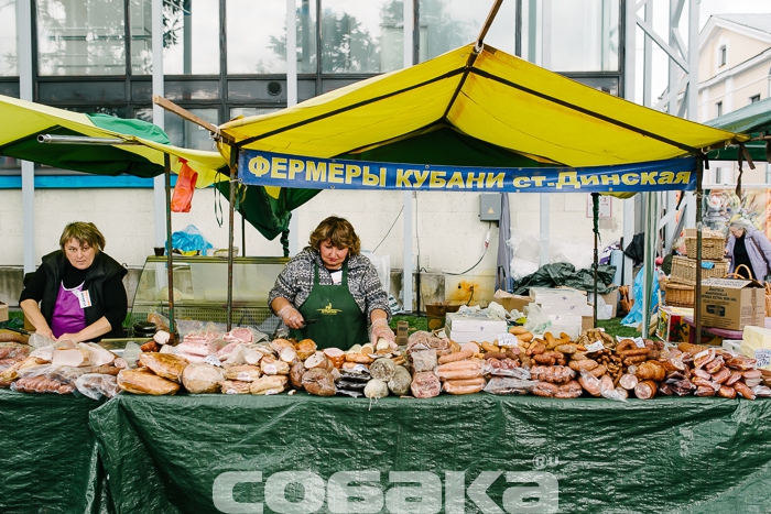Кубанский утиный паштет Гастрономическое ноу-хау практически (на фотографии дама держит его левой рукой) — заворачивать паштет в сливочное масло