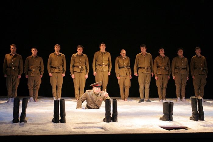 «Гаудеамус» Авторский ремейк всемирно известного спектакля 1990 года, поставленного по прозе Сергея Каледина и предвосхитившего многие театральные