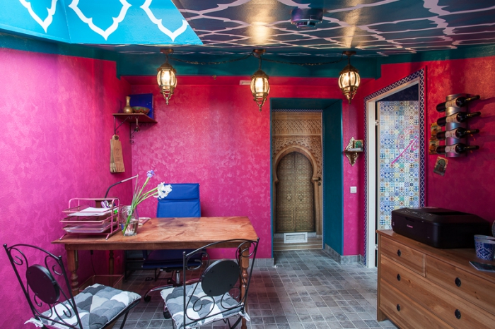 Тумба, на которой стоит принтер, — единственная вещь из IKEA