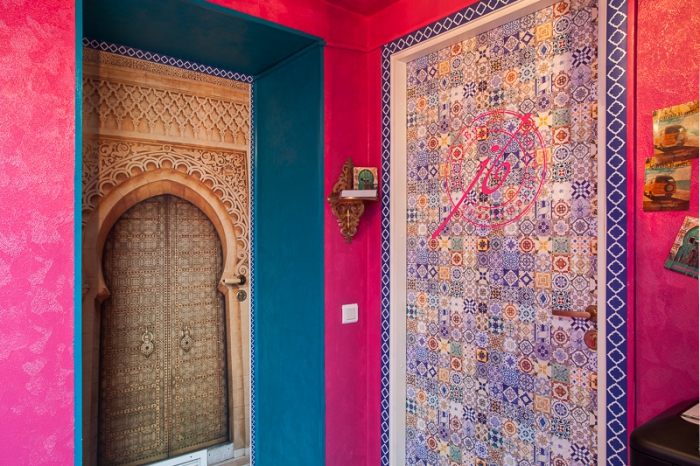 «Марокканскую плитку, найденную по удивительно недорогой цене на фабрике под Петербургом, клал наш водитель»