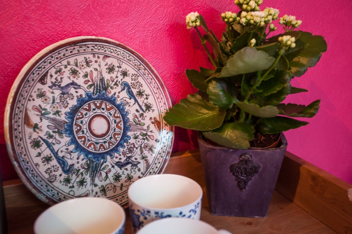 «Тарелку нашел на блошином рынке Лиссабона наш менеджер Паша. Кашпо в балийском стиле нам подарила Юля Суслова»