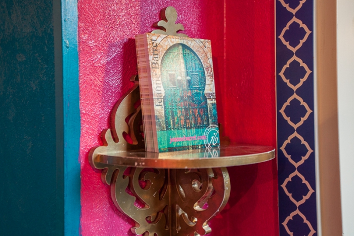 «Деревянная полочка с золотым напылением сделана специально под открытки. Это ручная работа карельских мастеров»