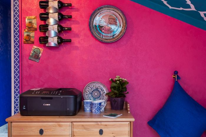 «Мама одного из наших клиентов была так тронуто рассказом сына о свадебном путешествии, которое мы ему организовали, что передала нам эту тарелку из