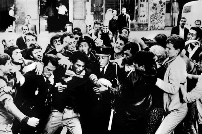 «Битва за Алжир» («La battaglia di Algeri», 1966) Режиссер Джилло Понтекорво Осенью 1954 года алжирский юноша Али Аммар, брутальный рецидивист с
