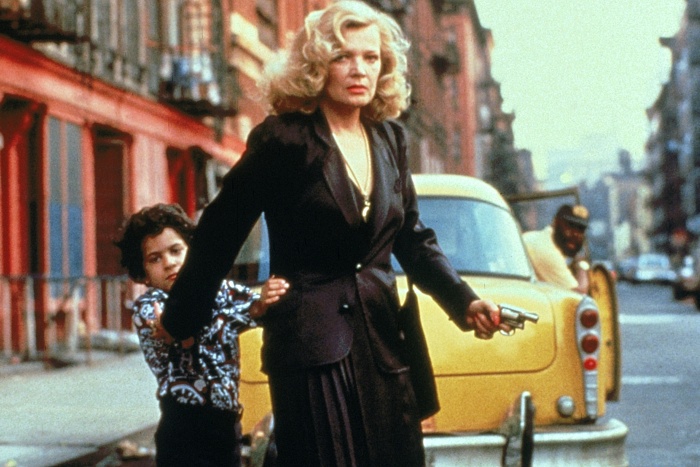 «Глория» («Gloria», 1980) Режиссер Джон Кассаветес Глория Свенсон (Джина Роулендс, шикарная в свои годы) из тех старых дев, чьи комоды заставлены