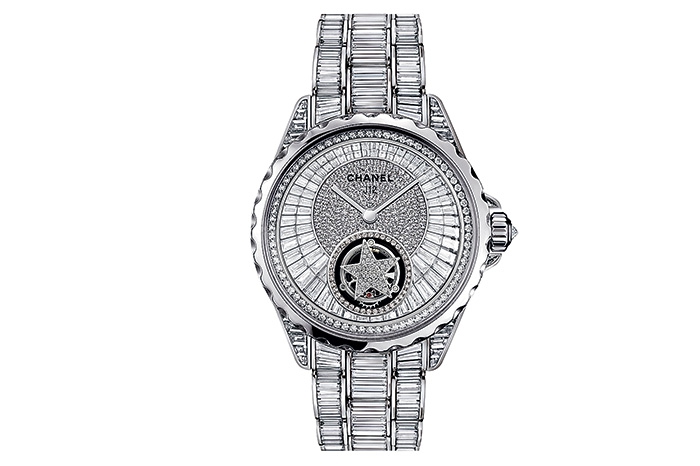 Общий вес бриллиантов — примерно 45 карат. Еще ближе к статусу часового божества Chanel J12 Tourbillon Volant возносит парящий турбийон. В сияющие