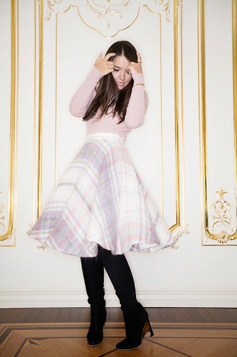 Свитер Gucci, юбка и сапоги Dior