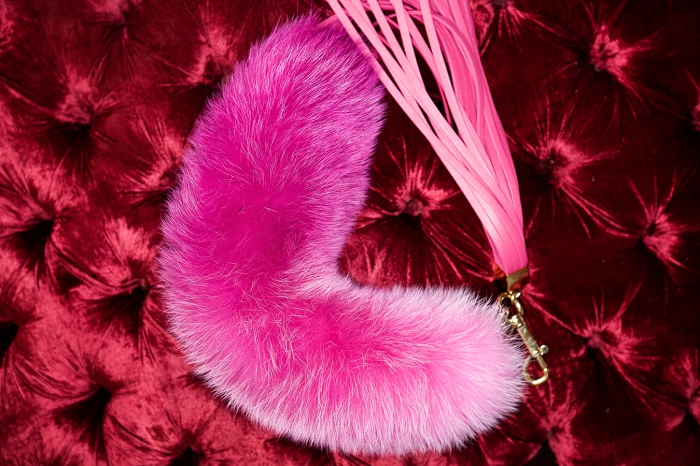 Несколько лет назад была очень популярна джинсовая сумка Louis Vuitton с меховым хвостом. Я подсмотрела такую у Виктории Бекхэм и купила. Сумку