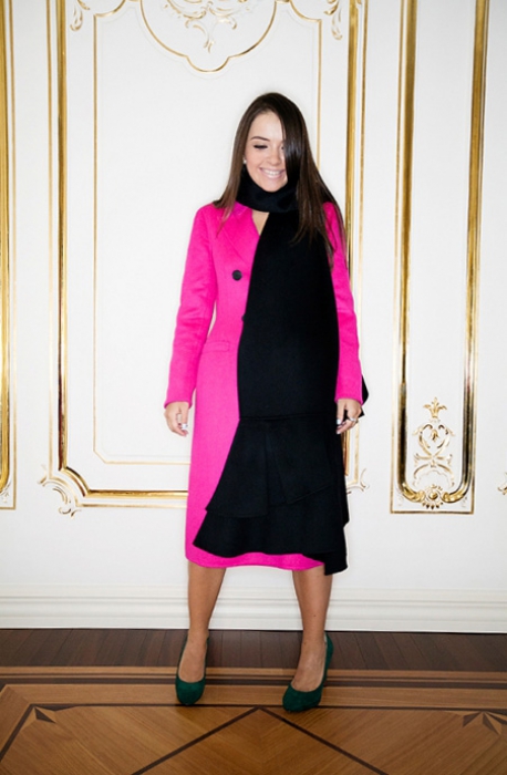 Пальто и шарф Dior, туфли Christian Louboutin