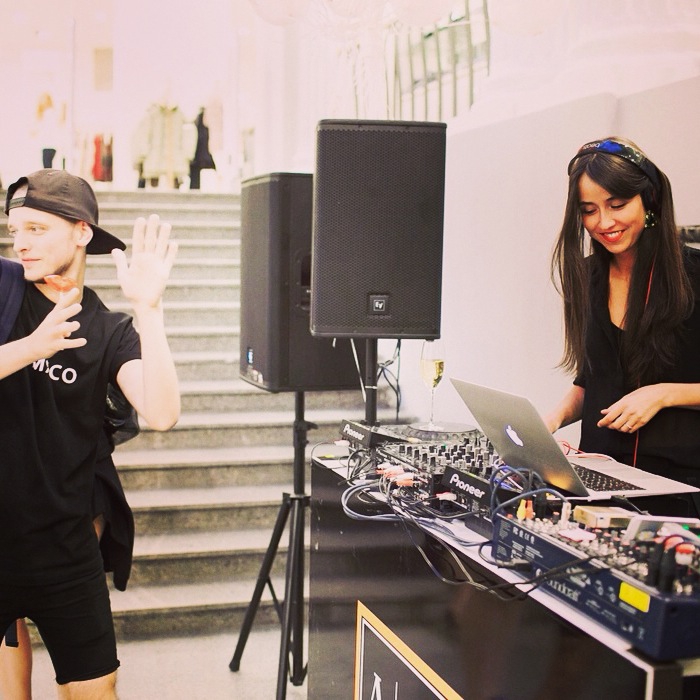 Алиса Шаврова Всю ночь в большом атриуме ДЛТ за пультом заставляла танцевать светских персон модель и диджей Алиса Шаврова, прибывшая в родной город