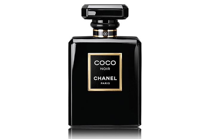 Chanel Coco Noir На день рождения (в сентябре аромату исполняется два года) Coco Noir заполучил новое лицо. Точнее, контуры Карли Клосс. Золото на