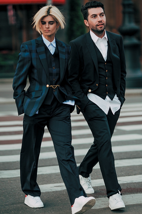 На Саше: сорочка Burberry (Burberry), мужской пиджак Vivienne Westwood (ДЛТ), брюки Maison Martin Margiela (Maison Martin Margiela), кроссовки Adidas