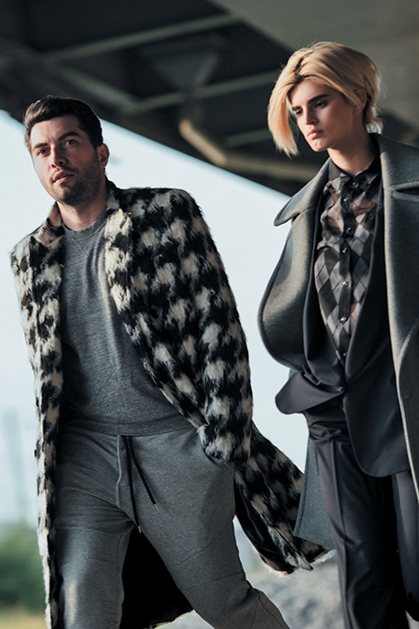 На Артеме: свитшот Dsquared2, пальто Saint Laurent (ДЛТ), брюки Adidas (Adidas)На Саше: пальто Stella McCartney, костюм Chloe (ДЛТ), сорочка Fred