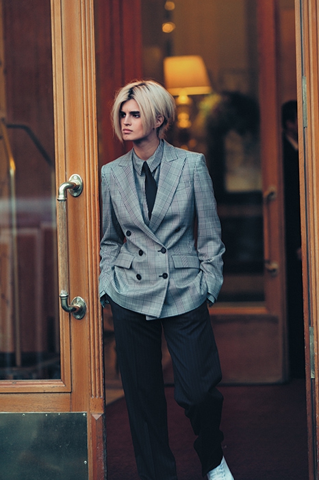 Сорочка и жакет Stella McCartney (DayNight), брюки Maison Martin Margiela (Maison Martin Margiela), кроссовки Adidas (Adidas)