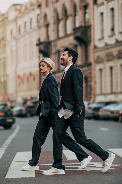 На Саше: сорочка Burberry (Burberry), мужской пиджак Vivienne Westwood (ДЛТ), брюки Maison Martin Margiela (Maison Martin Margiela), кроссовки Adidas