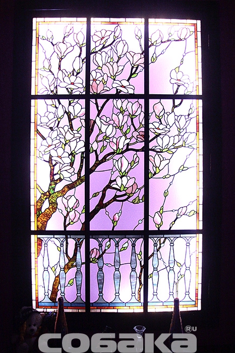 Витраж был сделан на заказ выпускницей Мухинского училища, чтобы добавить света в комнату без окна