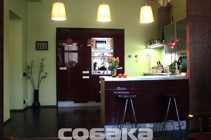 Кухня и духовые шкафы встроены в нишу