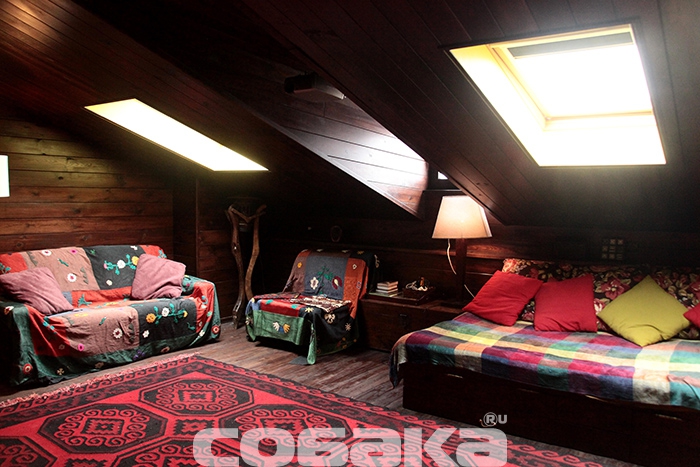 Много дерева и света — мансарда напоминает загородный дом. Мебель — Old Java, текстиль — «Артефакт»