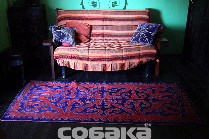 Спальня Романа с ковром ручной работы из Узбекистана