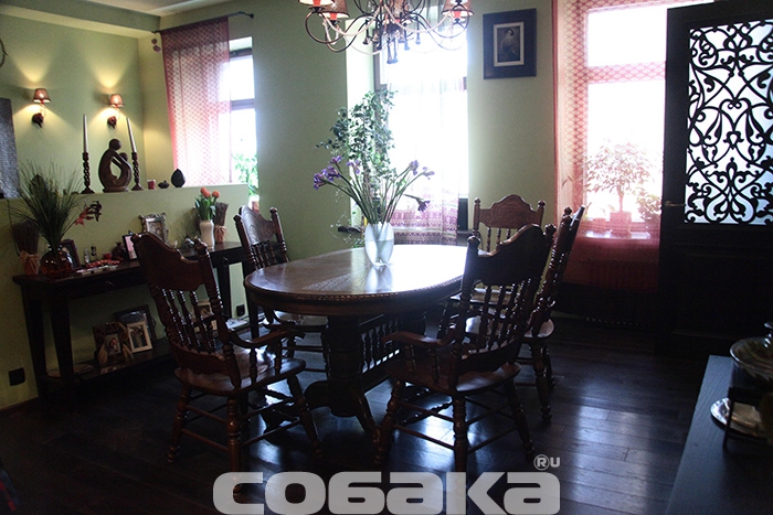 Доминанта гостиной — массивный стол Old Java, за которым и собираются все гости