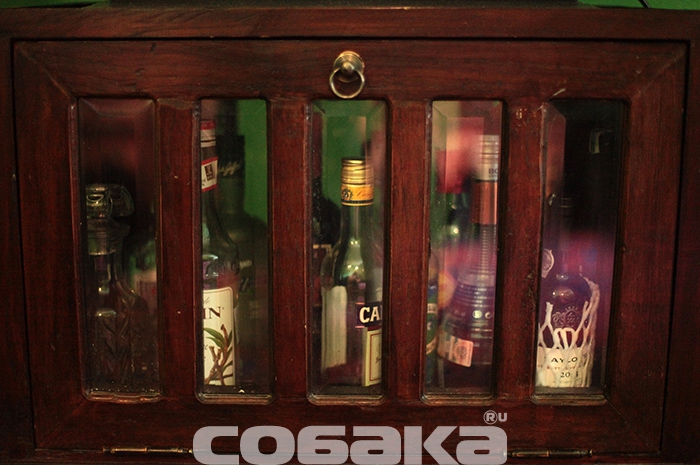 Бар, спрятанный в деревянную тумбочку Old Java