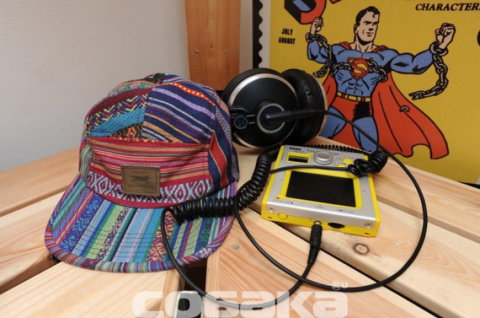 Набор джентльмена: кепка из интернетов, студийные наушники, динамический фразовый синтезатор kaossilator.
