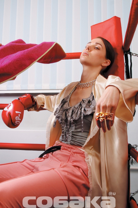 Алена:Блуза Jimmy Taverniti, 427 у.е.Брюки alenaakhmadullina, 220 у.е.Халат Yves Delorme, 12600 р.Колье и кольцо Stefan Hafner, 11.783.800 и356.800