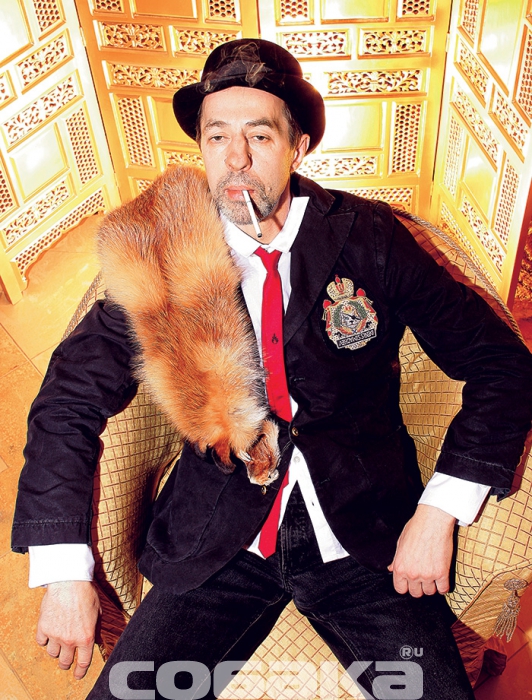 Владимир Рекшан Рекшан уже много лет работает в небольшой мастерской на Пушкинской, 10. На мониторе компьютера открытый Word, не иначе, как новая