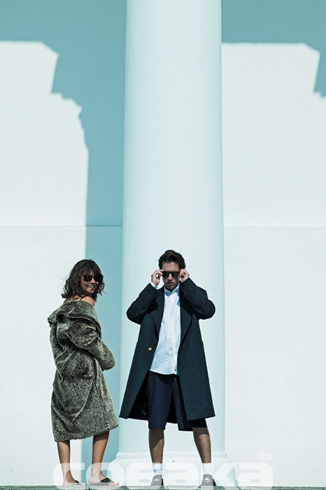 На Наташе: шуба Walk of Shame («Кузнецкий Мост 20») На Егоре: сорочка Strellson, шорты H&M, пальто Versace, носки и кроссовки Adidas