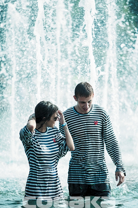 На Наташе: тельняшка Comme des Garcons На Саше: тельняшка Comme des Garcons, шорты H&M