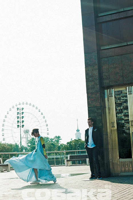 На Наташе: футболка Reebok, платье и кроссовки Dior На Саше: футболка H&M, костюм Dior, кроссовки Adidas