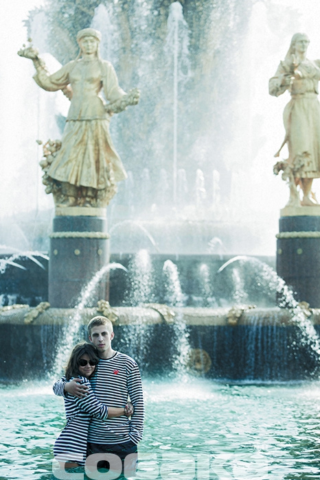 На Наташе: тельняшка Comme des Garcons На Саше: тельняшка Comme des Garcons, шорты H&M