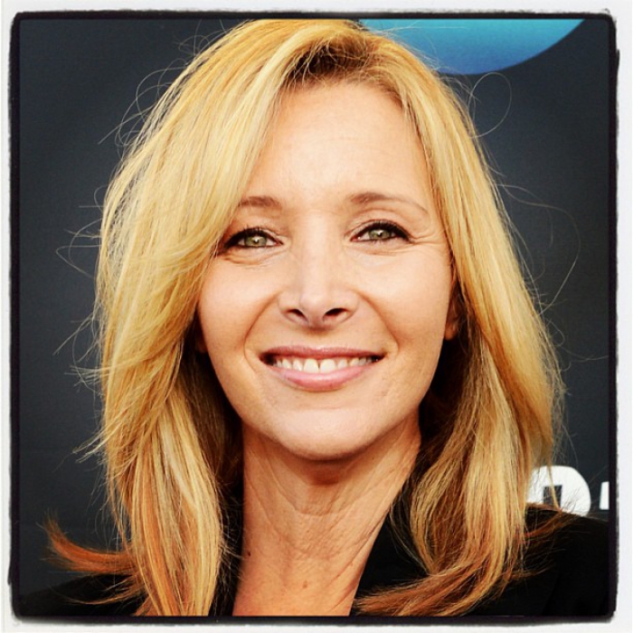 Лиза Кудроу (Фиби) В «Друзьях» актриса Лиза Кудроу сыграла роль вечно хиппующей массажистки и исполнительницы забавных джинглов Фиби Буфэ. За эту роль