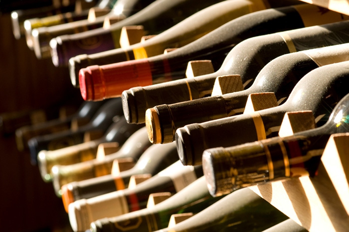 Wong Kar Wine Заведение готовят новички ресторанного бизнеса – Анна Долгушина, Мадина Кажимова и Евгений Зайцев. Название, обыгрывающее фамилию