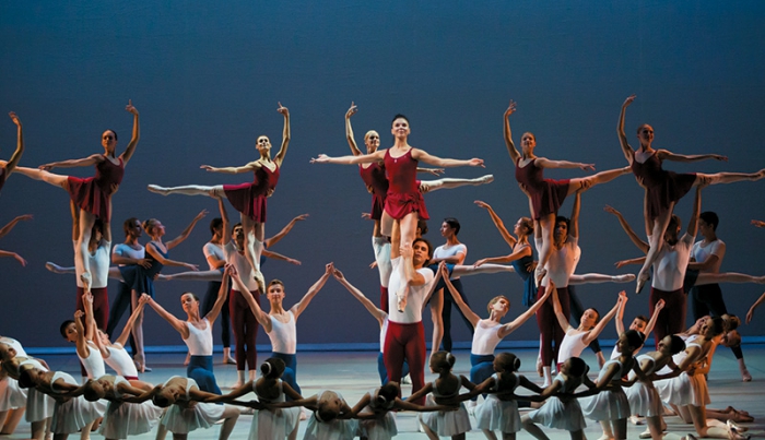 Базовые па экзерсиса у палки исполнили воспитанники Академии русского балета.