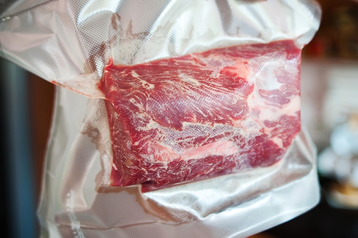 Сувид Суть метода: мясо запечатывают в пластиковый пакет, из которого откачивают воздух, после чего готовят в воде при температуре гораздо ниже точки