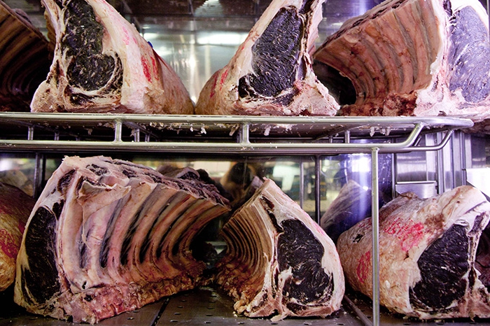 Сухое вызревание Сразу после забоя отруба помещаются в специальные камеры, в которых проходят процесс естественной ферментации. Благодаря